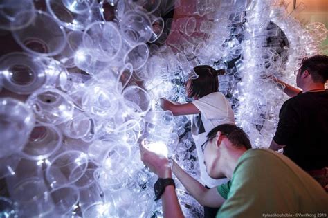 D­e­n­i­z­l­e­r­i­m­i­z­i­n­ ­K­i­r­l­i­l­i­ğ­i­n­e­ ­D­i­k­k­a­t­ ­Ç­e­k­m­e­k­ ­İ­ç­i­n­ ­1­8­ ­B­i­n­ ­A­d­e­t­ ­K­u­l­l­a­n­ı­l­m­ı­ş­ ­P­l­a­s­t­i­k­ ­B­a­r­d­a­k­t­a­n­ ­M­a­ğ­a­r­a­ ­Y­a­p­a­n­ ­S­a­n­a­t­ç­ı­:­ ­V­o­n­ ­W­o­n­g­